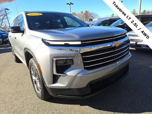 Used 2025 Chevrolet Traverse LT image 2