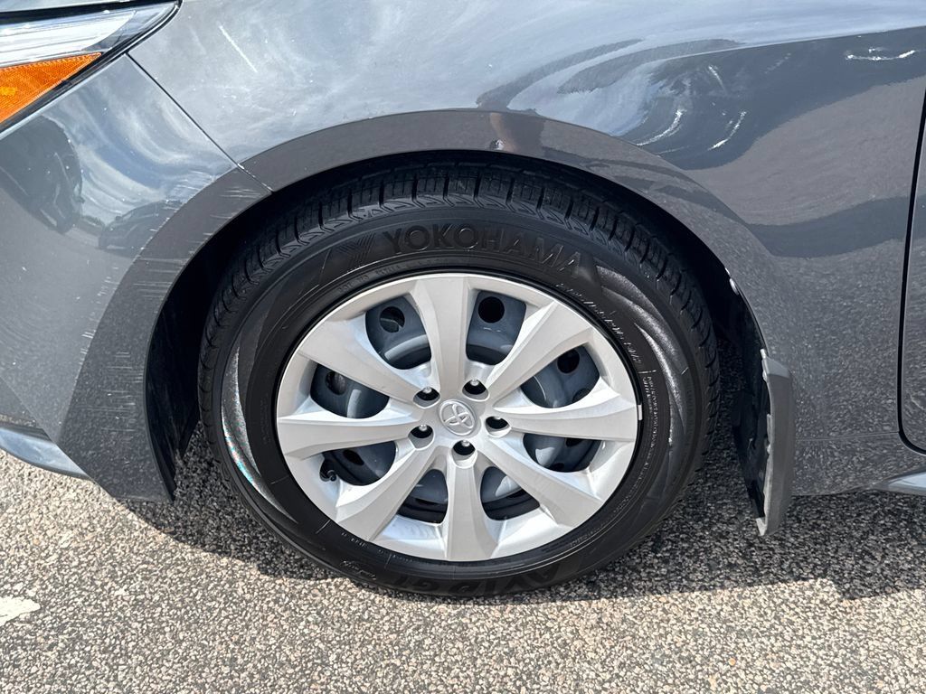 Used 2025 Toyota Corolla LE AWD/4WD image 40