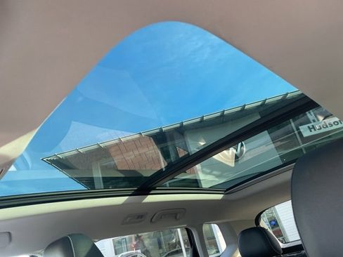 Certified 2025 Volkswagen Taos SE w/ Panoramic Sunroof Package image 12