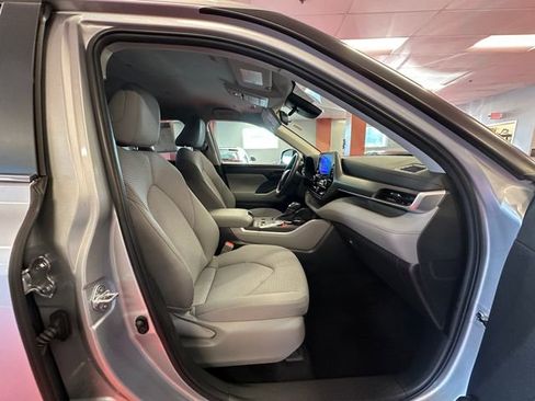 Used 2023 Toyota Highlander LE FWD image 16