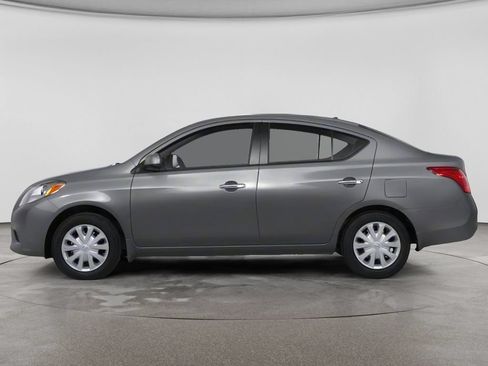 Used 2013 Nissan Versa SV FWD image 3