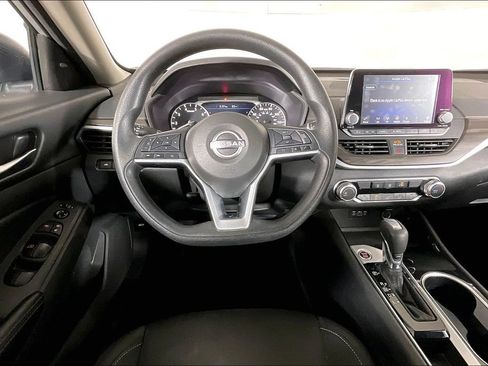 Used 2024 Nissan Altima 2.5 SV FWD image 4