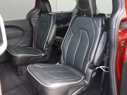 Used 2025 Chrysler Pacifica Limited FWD image 8