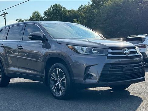 Used 2017 Toyota Highlander LE w/ Protection Package #3 AWD/4WD image 4