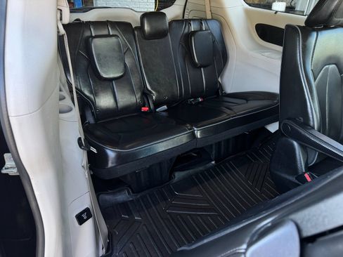 Used 2019 Chrysler Pacifica Limited w/ Advanced Safetytec Group FWD image 21