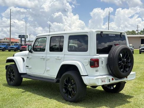 Used 2022 Jeep Wrangler Unlimited Sahara AWD/4WD image 10