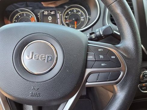 Used 2019 Jeep Cherokee Latitude w/ Popular Appearance Group image 9