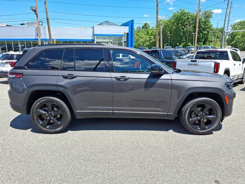 Used 2023 Jeep Grand Cherokee Altitude AWD/4WD image 7