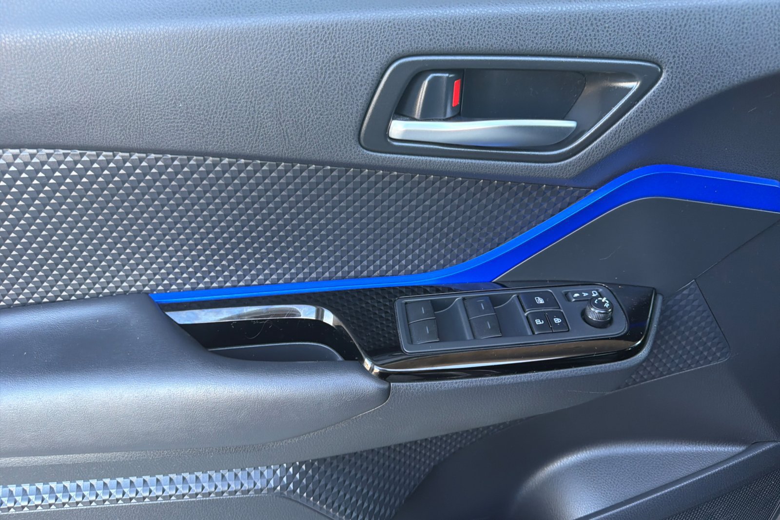 Used 2020 Toyota C-HR XLE FWD image 13