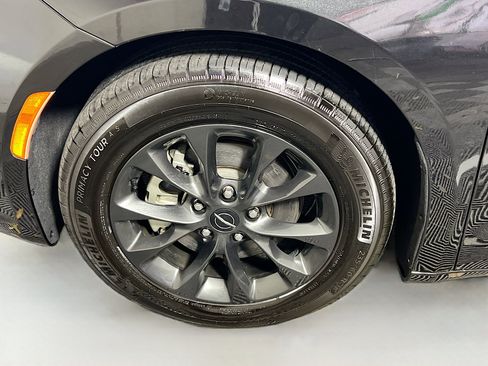 Used 2021 Chrysler Pacifica Touring-L w/ S Appearance Package image 13