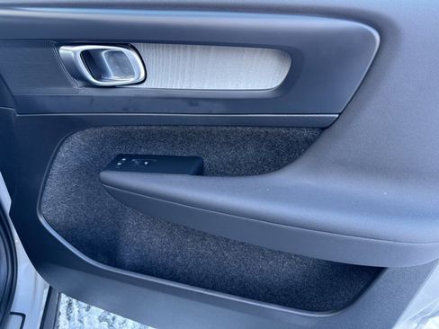 Used 2024 Volvo XC40 B5 Plus image 12