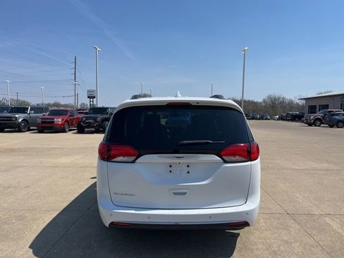 Used 2018 Chrysler Pacifica Touring-L Plus image 6