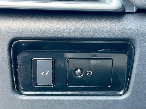 Used 2017 Jaguar F-PACE Premium image 10