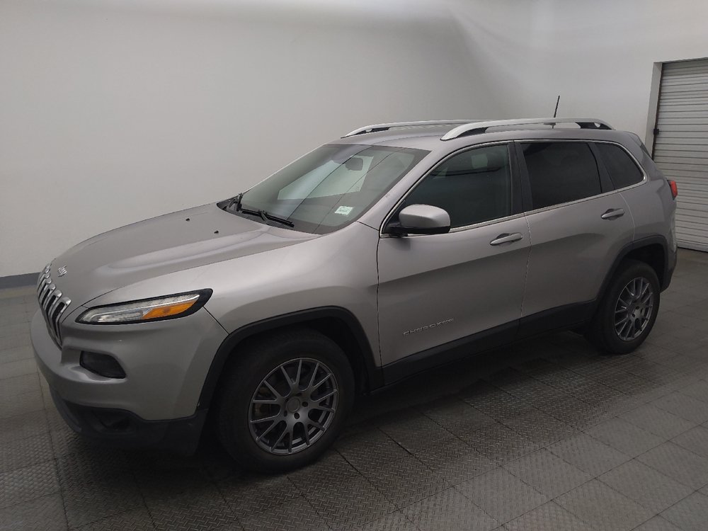 Used 2018 Jeep Cherokee Latitude FWD image 2
