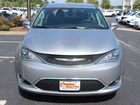 Used 2019 Chrysler Pacifica Touring Plus w/ Tire & Wheel Group FWD image 3