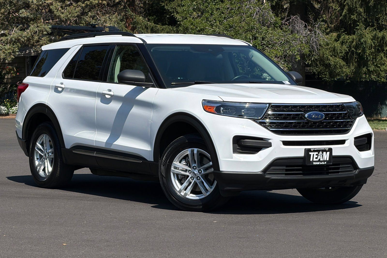 Used 2021 Ford Explorer XLT AWD/4WD image 2