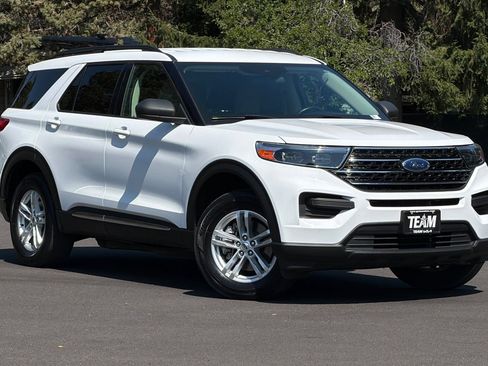 Used 2021 Ford Explorer XLT AWD/4WD image 2