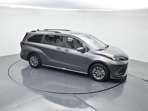 Used 2024 Toyota Sienna XLE image 40