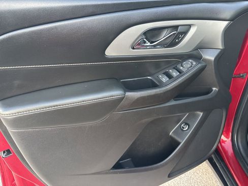 Used 2021 Chevrolet Traverse LT image 9