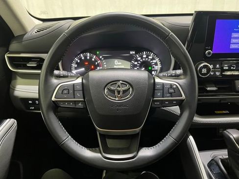 Used 2023 Toyota Highlander XLE AWD/4WD image 19