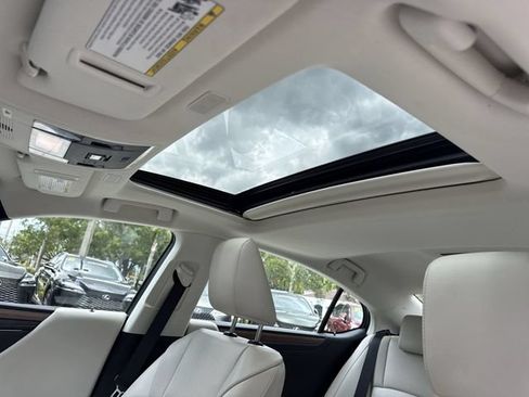 Used 2025 Lexus ES 300h w/ Premium Package FWD image 22