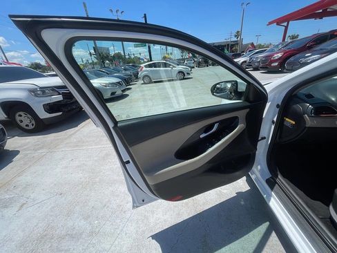 Used 2019 Hyundai Elantra GT FWD image 9