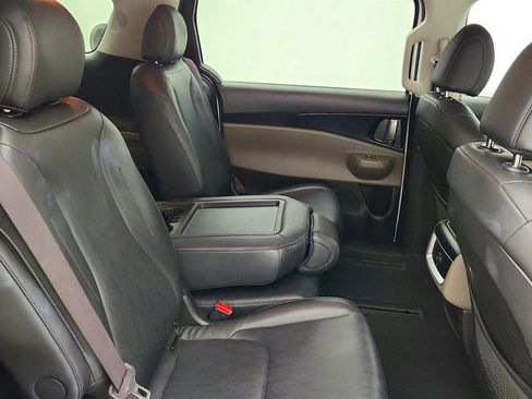 Used 2025 Kia Carnival FWD image 24