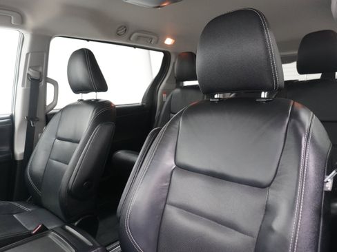Used 2016 Toyota Sienna SE FWD image 11