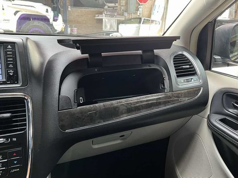 Used 2015 Chrysler Town & Country Limited Platinum FWD image 16