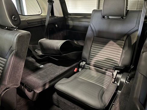 Used 2017 Land Rover Discovery First Edition AWD/4WD image 18