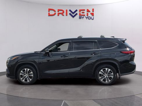 Used 2021 Toyota Highlander XLE FWD image 2