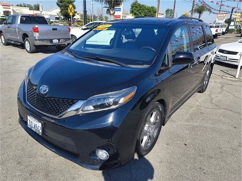 Used 2017 Toyota Sienna SE w/ SE Preferred Package image 18