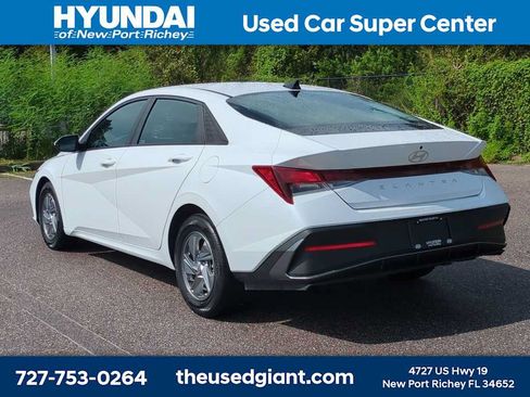 Used 2024 Hyundai Elantra SE FWD image 3