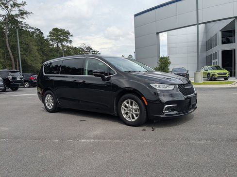 Used 2023 Chrysler Pacifica Touring-L FWD image 2