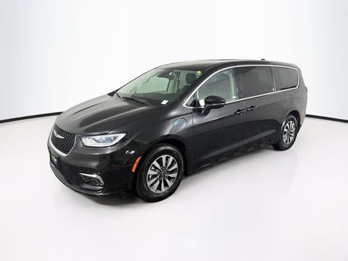Used 2023 Chrysler Pacifica Touring-L FWD image 3