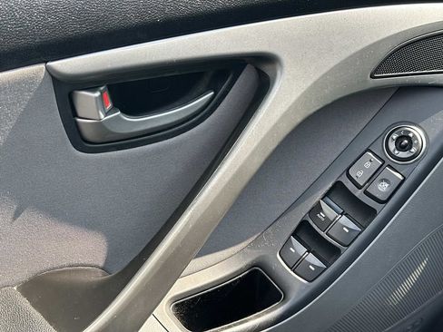 Used 2015 Hyundai Elantra SE w/ Option Group 02 FWD image 16