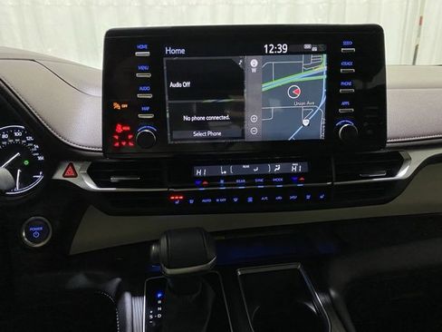 Certified 2024 Toyota Sienna Platinum image 21