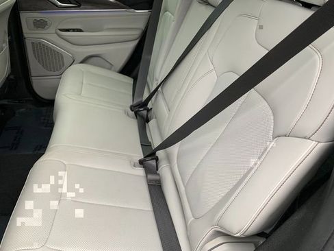 Used 2022 Jeep Grand Cherokee Overland AWD/4WD image 16
