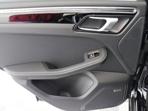 Used 2025 Porsche Macan image 13