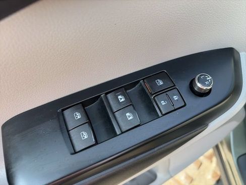 Used 2019 Toyota Highlander Plus AWD/4WD image 13