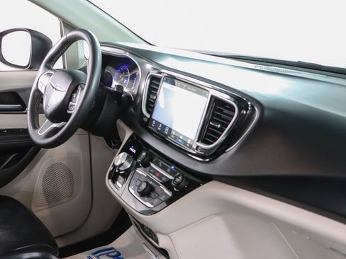Used 2023 Chrysler Pacifica Touring-L FWD image 26