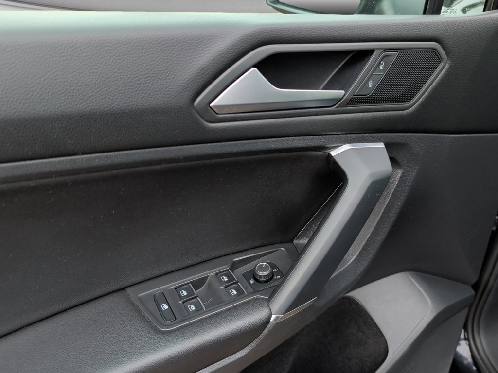 Used 2020 Volkswagen Tiguan SE AWD/4WD image 15