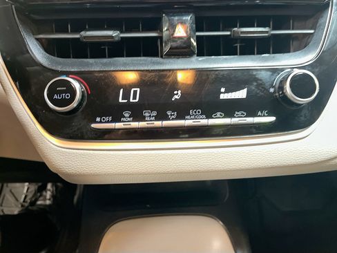 Used 2021 Toyota Corolla LE FWD image 15