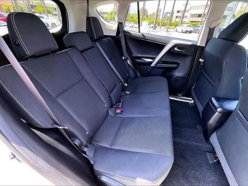 Used 2018 Toyota RAV4 XLE FWD image 18