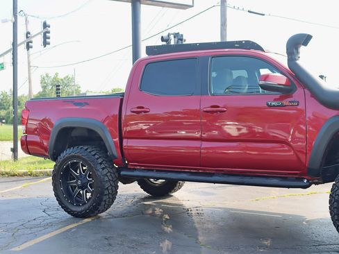 Used 2017 Toyota Tacoma TRD Off-Road AWD/4WD image 4