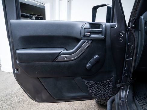 Used 2018 Jeep Wrangler Unlimited Sport w/ Connectivity Group AWD/4WD image 14