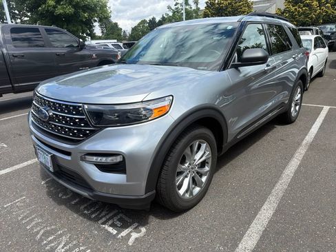 Used 2020 Ford Explorer XLT w/ Equipment Group 202A AWD/4WD image 3