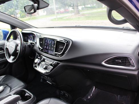 Used 2018 Chrysler Pacifica Touring-L Plus w/ S Appearance Package FWD image 42