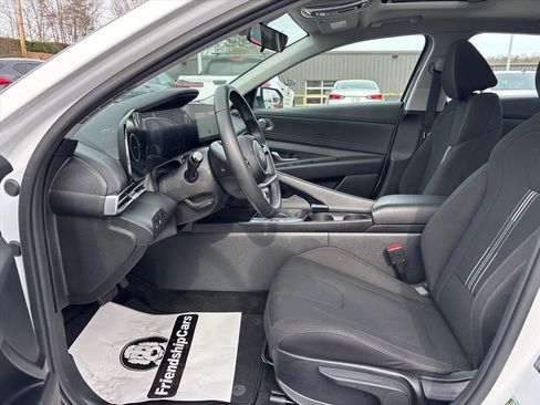 Used 2024 Hyundai Elantra SEL w/ Convenience Package image 9