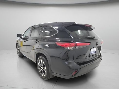 Used 2021 Toyota Highlander XLE AWD/4WD image 5
